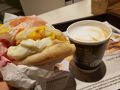 ホテルの朝食の時間が合わなかったので、テルミニ駅のマックを利用しました。
基本的に日本と同じですが、ホットコーヒーではなくカプチーノを飲んでいる人が圧倒的に多いように思いました。