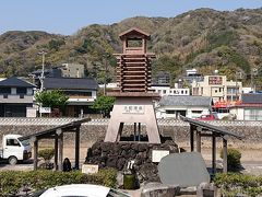 公園横の足湯。
花時計の前に観光案内所があって、そこで足湯用のタオルが購入できる。
１２０円也。

足湯はふたつあって、温いのと熱いのがあったので、熱い方に（写真では右側）。