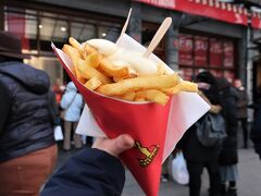 Frietjes（フリッツ）

ごめんなさい！屋台では無く、ブリュッセル一行列が出来ると言われている、フリットランドのフリッツを買ってしまいました。もちろん、マヨ付きで！

物凄い量でたった4ユーロ！（2人で1個で良いかと思います）。物凄いと言いつつ…ドイツで1年、強靭な胃になりました…食べられちゃうんです（泣）。