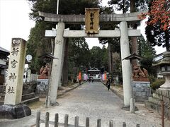 信楽町の新宮神社を参拝します。