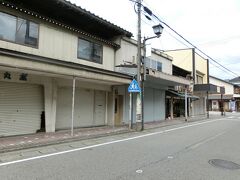 他の地方都市と同じで、シャッターをおろしたままの商店街もありました。