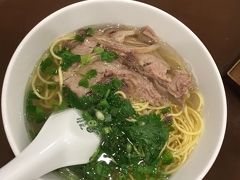 ベトナム風の牛肉麺
朝からラーメンをガッツリいただく