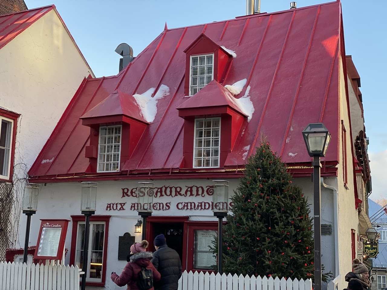 時刻は15時過ぎ頃だったでしょうか
お腹も空ていたのでだいぶ遅めのランチです
ケベックで一番人気のレストラン
オーザンシアンカナディアンへ向かいました
赤い屋根が目印の可愛い雰囲気のレストラン