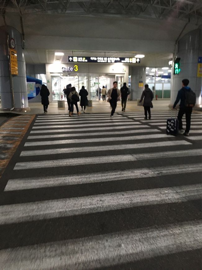 釜山駅から50分ほどで空港にたどり着けました(^-^)<br /><br />おかげで、保安検査とイミグレが混んでましたが、