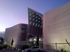 こちらは2016年にオープンした『グアムミュージアム』。
開館時間は10時から16時まで。
入場料は20ドル。
ミュージアムらしい存在感のあるオブジェのような印象の建物でした。
次回は中に入って観賞したいと思いました。