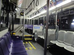 始発のバスでお隣のディズニー・オールスター・ムービー・リゾートやディズニー・オールスター・ミュージック・リゾートに停まらず直行でマジックキングダムへ向かいます。
バスは自分一人だけの乗車で他は誰もおりません!?