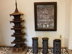 で、最初に着いたのが奈良県五條市にある、柿の葉寿司のお店。
お茶と柿の葉寿司でおもてなし♪
美味し～～い♪
翌日の夜まで日持ちがする柿の葉寿司だが、今回は食事が4回もついているので買わなかった。
家に帰る日だったら、買っただろうなぁ。