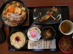 和歌山県に入り、瀞峡めぐりの里熊野川で昼食となった。
うっほ～～♪
熊野牛のすき焼き。
肉抜き生活が長くなっているので、すき焼きは久しぶり。
臭みもなく柔らかくて美味しい。
生卵が苦手なため、一緒にくつくつ煮る。
