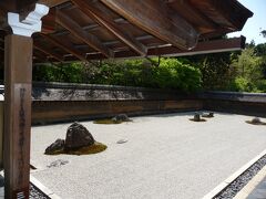 龍安寺　
1450年に細川勝元が創建した禅寺。
有名な石庭です。