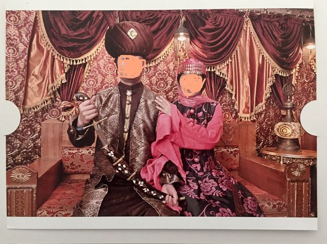 入り口付近でやってた衣装を着ての記念撮影。衣装の魅力に負けてつい撮ってしまいました。このポーズは係員さんの指示の下、お国柄を感じて面白かったです。