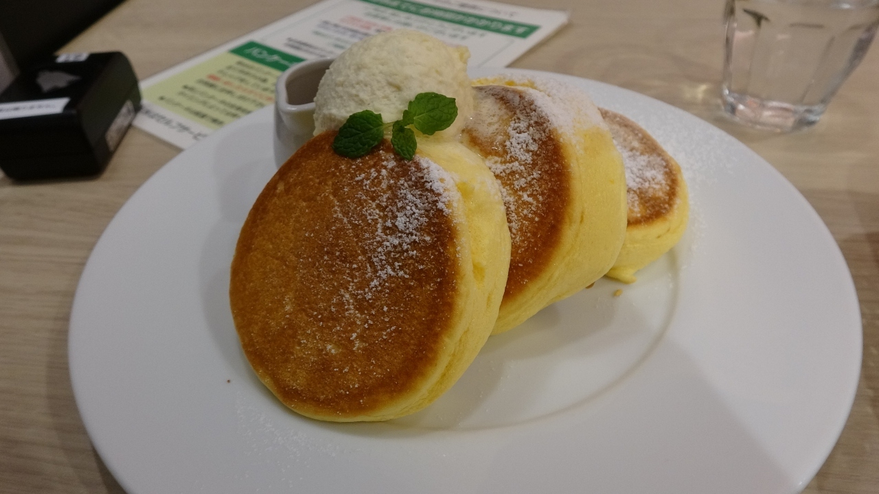 　こちらは「幸せのパンケーキ」です。初めての来店なので基本的なプレーン味を注文。