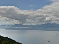 展望台から津軽海峡を挟んで遠く下北半島を観れる。