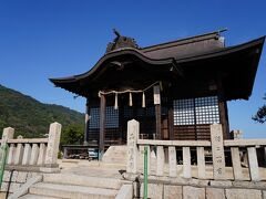 歩き始めてから２５分ほどで淀媛神社に辿り着いた。
社殿は、石段を上った先にある。
登ってみると、思いのほか新しい感じの社殿だった。
しかし、現在の社殿は大正３年(1914)に建てられたもので、平成１３年(2001)に修復されたからそう見えたようだ。