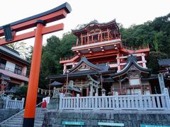 明王院の隣には、展望台のような社殿を持つ草戸稲荷神社が鎮座していた。
歩き疲れていたので、どうしようかと迷ったが、麗しい巫女さんにどうぞと声を掛けられてしまったので、参拝することにする。