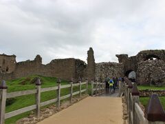 アーカート城は、1296年にイングランド軍に包囲され破壊された。
現在はその朽ち果てた姿がそのまま残っている。