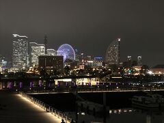 横浜・みなとみらいの夜景を写真に収めながら。