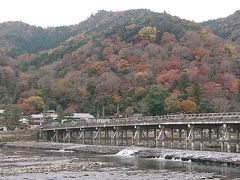 渡月橋の向こうの山も色づいています。