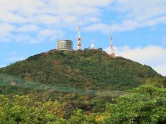 長崎-7　長崎港往復　高速船欠航で　　　　22/　　　19

稲佐山（いなさやま）は、長崎県長崎市にある標高333メートルの山である。財団法人長崎ロープウェイ・水族館が長崎市の委託を受けて管理・運営を行っている。 
長崎市市街地の西方に位置し、裾野にも多くの建造物が建ち並ぶ。山頂は観光地としても有名で、昼夜問わず多くの観光客や市民が訪れる。標高が333mと低いながらも、長崎港を見下ろす位置にあるため山頂（展望台）から見える景色は良好で、夜景の名所として知られ、函館の函館山、神戸の摩耶山と共に日本三大夜景として位置づけられる。2012年10月5日には、モナコ、香港と並び世界新三大夜景として認定された。
（フリー百科事典『ウィキペディア（Wikipedia）』より引用）
