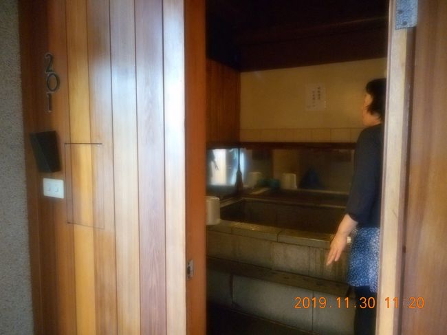 着替えるのは洗い場で　壁に棚があるだけなので　荷物は少なめに<br />シャンプー類はありません<br />2人で350元の浴室です<br />出る時間になるとドアをトントンしてくれます<br />