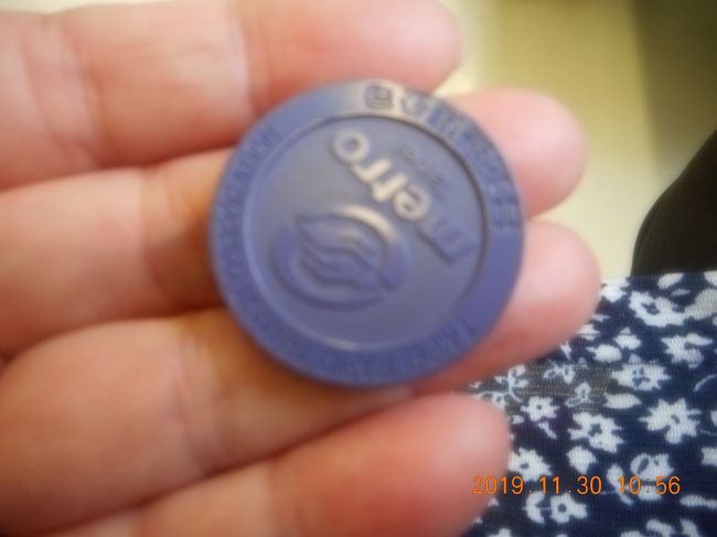 ホテルのシャトルバスで円山駅へ行きMRTに乗ります<br />切符ではなく　トークンを自動改札機に当てて通ります