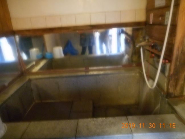 中は段差があり　2人なら浸かれる広さなので<br />お湯が溜まるまで時間がかかり　待てなくて浴槽に入ってかけ湯しました<br />草津の万代鉱と似た匂い　同じようなヒリ感<br />酸っぱい味や目に入ると痛いのも同じで　ウチは酸性泉のとりこなので<br />大はしゃぎで満喫 好みの温度で入れます