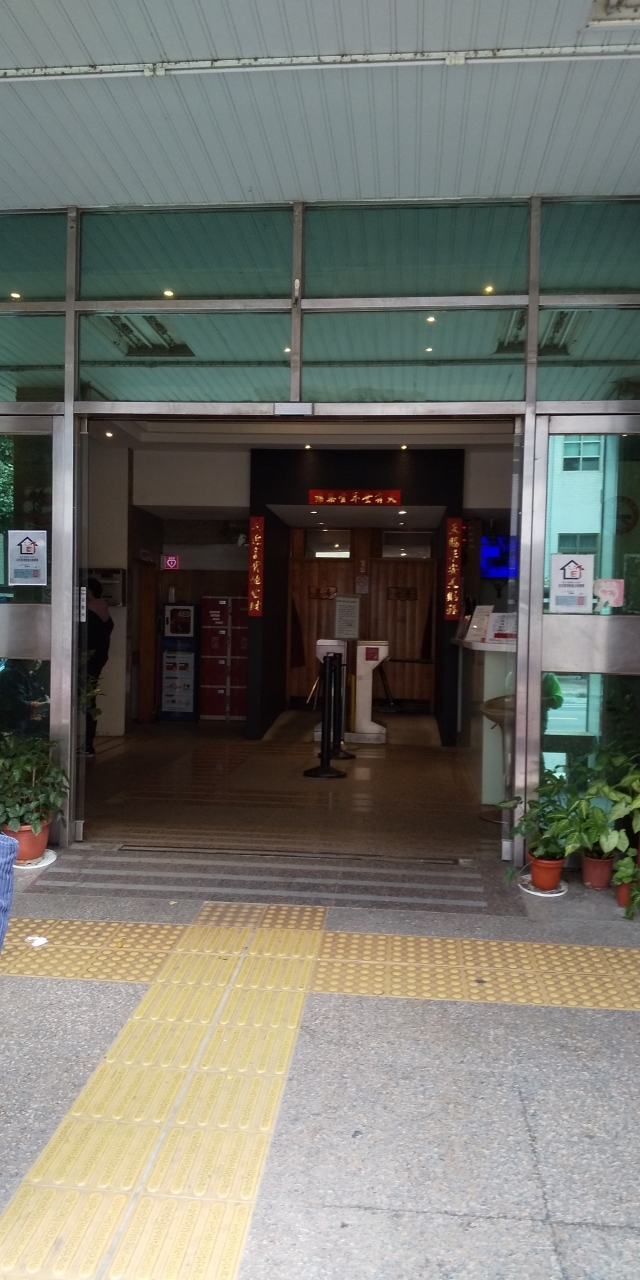 入口　突き当りが男女別の大浴場　右側に受付があります<br />受付で迷っていたら私たちに「スイマセン」と言って女の子がさっとお金を払って大浴場へ向かいました　日本語を話す人が多くて滞在中は何度も助けてもらいました