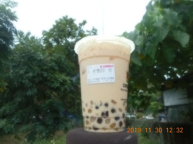 新北投駅までも７，８分なので飲み物でも飲みながら歩くことにしました<br />出ました　タピオカミルクティー！　５０元<br />太いストローを吸うと　ルルルとタピオカが口の中に入って来ます　以上。