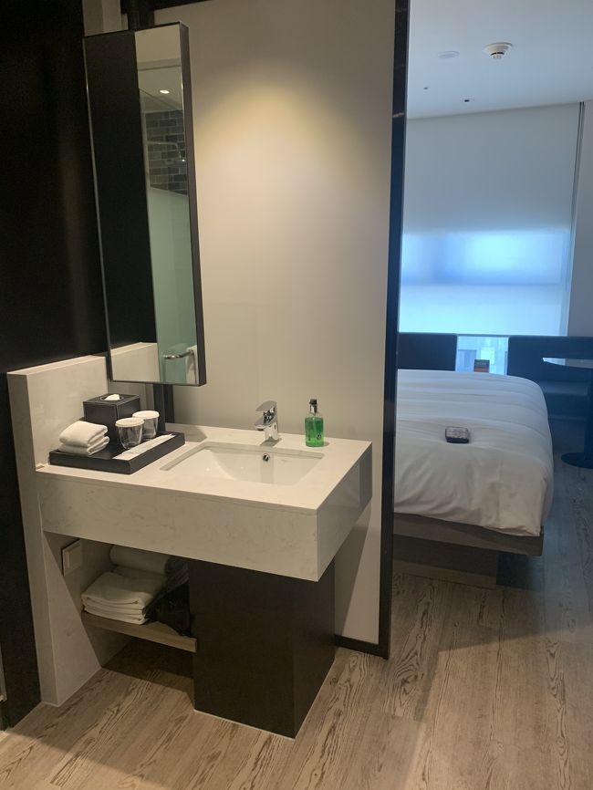 広さはこじんまりな感じ。<br />今回はひとり旅なので、十分な広さですが、2人3人で来るならせまい。