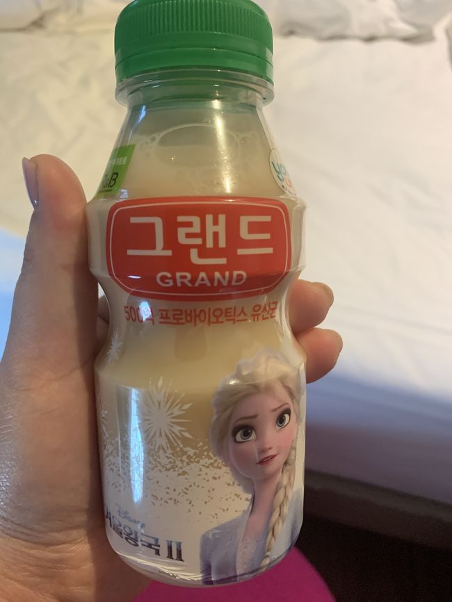 おなかを満たしたら、明洞MUD汗蒸幕というところへ飛び込みでお願いしてやってもらいました。<br />サウナ、よもぎ蒸し、お風呂、アカスリ、泥パック、フェイシャルマッサージを2時間ほどでやってもらいました。<br />110,000ウォン。<br />高いのか安いのかはわかりません。<br />口コミでは従業員の態度が悪いとか、オプションの押し売りがしつこいなど、結構ありましたが、わたし的にはなかなか良かったです。<br />最後はソウル駅まで車で送ってくれました。<br />近場ならホテルまで送ってくれるらしいです。<br /><br />永登浦駅からホテルへ。<br />途中朝ご飯用にヤクルトを購入。<br />1日目終了。