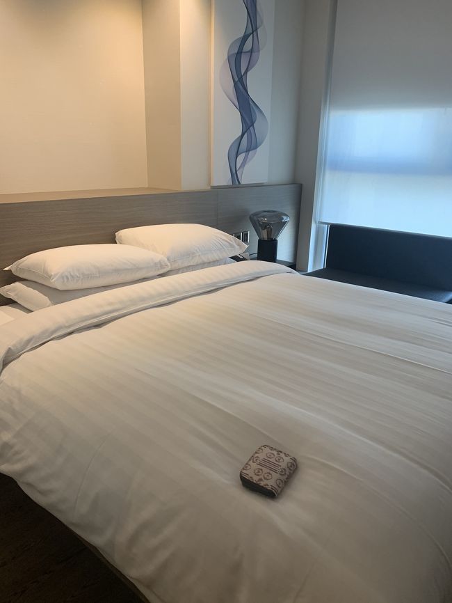 部屋に対して、ベッドはデカイ！<br />スーツケースを広げることができるし、わたし的には満足です。