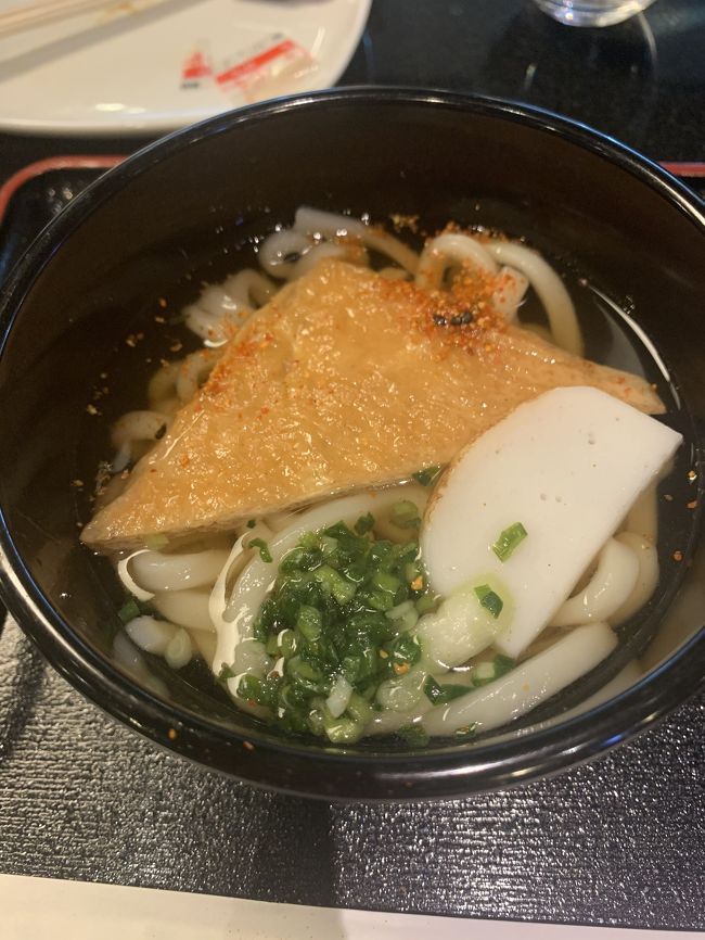 5:30に起床。<br />メイクして、6:30ごろ羽田空港国際ターミナルに向かいました。<br />チェックインカウンターはビジネスクラスのカウンターでやってもらいますが、結構な数の人が並んでいたので、自分でセルフチェックイン機で行い、バゲージドロップに行きました。<br />出国審査の検査場は長蛇の列。<br />SFCサファイアの力を借りて、ここは5分ほどで通過。<br /><br />ラウンジでうどんをいただき、温まったところでゲートへ向かいます。