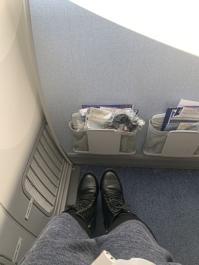 12列目、脚が広々。<br />隣もなく、通路側におじさまが。