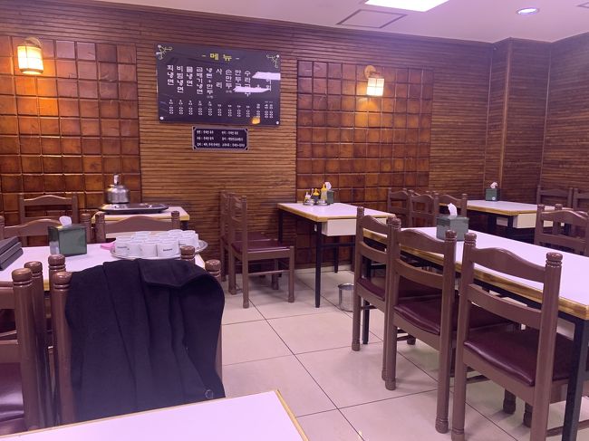 この時20:30頃。<br />店にはお客さんがひとりもいない！<br />おばさんに奥の席まで案内されて、注文。<br />終始おばさんに凝視される。