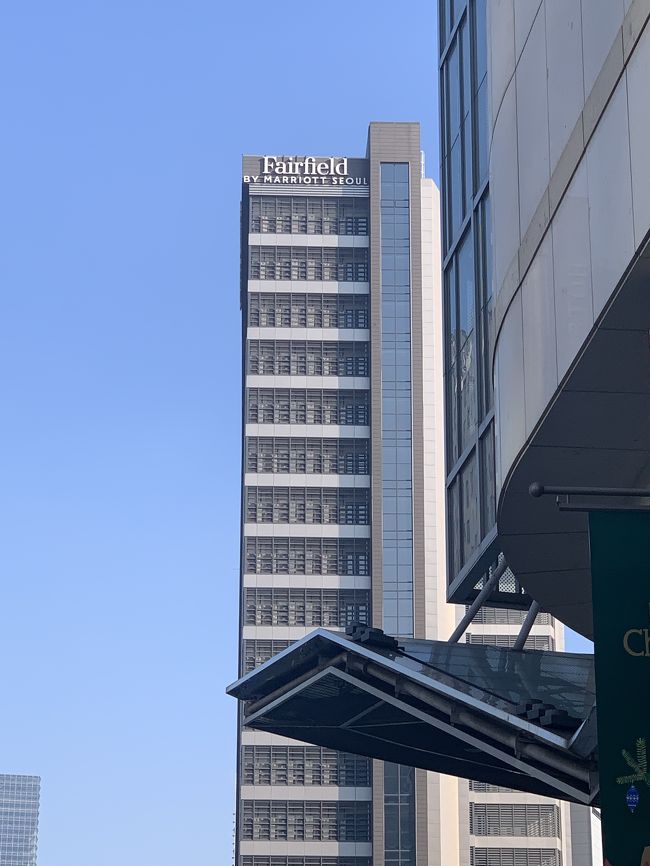 宿泊はフェアフィールドバイマリオットホテル。<br />マリオットボンヴォイから予約。<br />最寄駅は永登浦(ヨンドンポ)駅。<br />ソウル駅まで7駅ですが、静かで良かったです。<br />この時12:30過ぎ、アーリーチェックインさせてもらい、お部屋へ入りました。