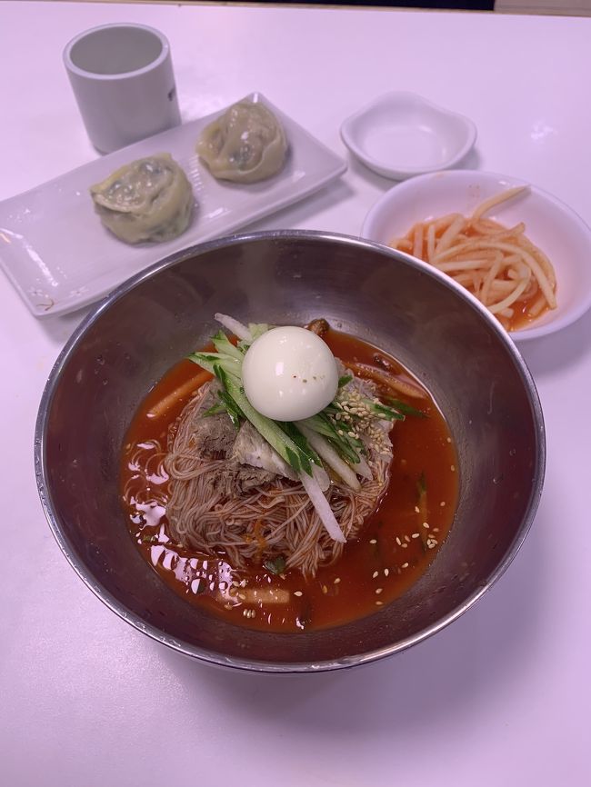 5分ほどで品が出されました。<br />おばさんに「フォト、フォト。」と指示され、パシャリ。<br />次は「よく混ぜる。よく混ぜる。」と呪文のように言われ、<br />食べづらかったけど、美味しかった。<br />途中、中国人のお一人様が来たので、おばさんはそちらへ。<br />ゆっくり気兼ねなく食べられました。