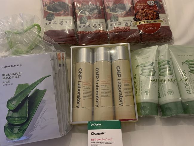 最初に向かったのは新羅免税店。<br />4号線東大門歴史文化公園で降りて、9番出口から無料シャトルバスに乗ります。正確な時刻表はわかりませんが、わりとすぐに来ました。<br /><br />新羅免税店ではクーポンを駆使して、お金を使わずにどれだけ買い物できるかやってみたかった。<br />クーポンで購入したもの(上から買った順)<br />ネイチャーリパブリック60枚入りマスク　$15<br />ネイチャーリパブリックジェルフェイシャルフォーム　$10<br />CNP プロポリスアンプルミスト3本セット　$32<br />韓国のり　$14<br />ドクタージャルト　シカペアリカバーリニューアル　$33<br />(クーポン$11+クレジットカード$22)<br /><br />クーポンが韓国ウォン表記で、免税品の値段はアメリカドル表記のため、どれだけクーポンを利用し、クーポンの残高がわかりづらかったです。<br />またクーポンによっては一気に使わないと残高が残せないものもあり、どれがどうとかホントにわかりづらかったです。<br />最終的にドクタージャルトを買う時に、クーポン残高約20,000ウォン残っていたが、10,000ウォン分は利用できるが、もう10,000ウォンは仁川国際空港でしか使えないと言われてしまい、クーポン分を引いた$22分はクレジットカードで支払いました。<br />買ったものからクーポン利用額は$82でした。<br /><br />次回は効率的に購入したいものをリストアップしていきます。