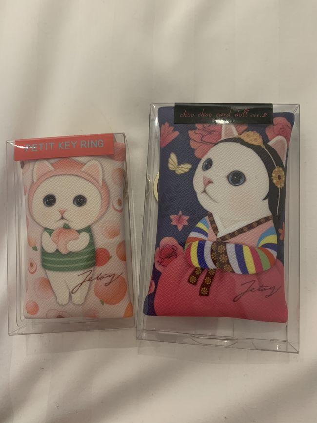 母が気にいるかわからないので、自分で使うつもりでキーケースを2つ購入。<br />大きい方は7,900ウォン。<br />小さい方は6,800ウォンだったかな？