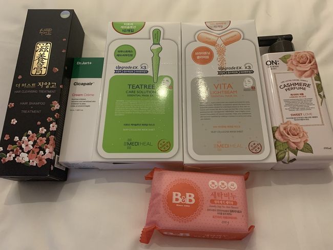 少し歩いて、MASK SHOPへ。<br />メディヒールのマスクはここが一番安いと思います。<br />ドクタージャルトのシカペアシリーズも免税店より安く置いてありました。<br />わたしもシカペアクリームを予備用に購入。<br />右側のボディクリームはすごく良い香りです！<br />SKIN FOODで香り違いで購入しましたが、こちらの方が1,500ウォン安かった。<br />全部で50,500ウォン。