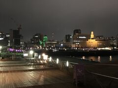 横浜・みなとみらいの夜景の写真。

『横浜税関（クイーンの塔）』もライトアップしていますが、
色は変わりません。
