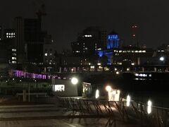 横浜・みなとみらいの夜景の写真。

『横浜県庁（キングの塔）』もブルーにライトアップ。

「NIGHT SYNC YOKOHAMA（ナイト・シンク・ヨコハマ）」のカラー
に合わせて色が変わります。