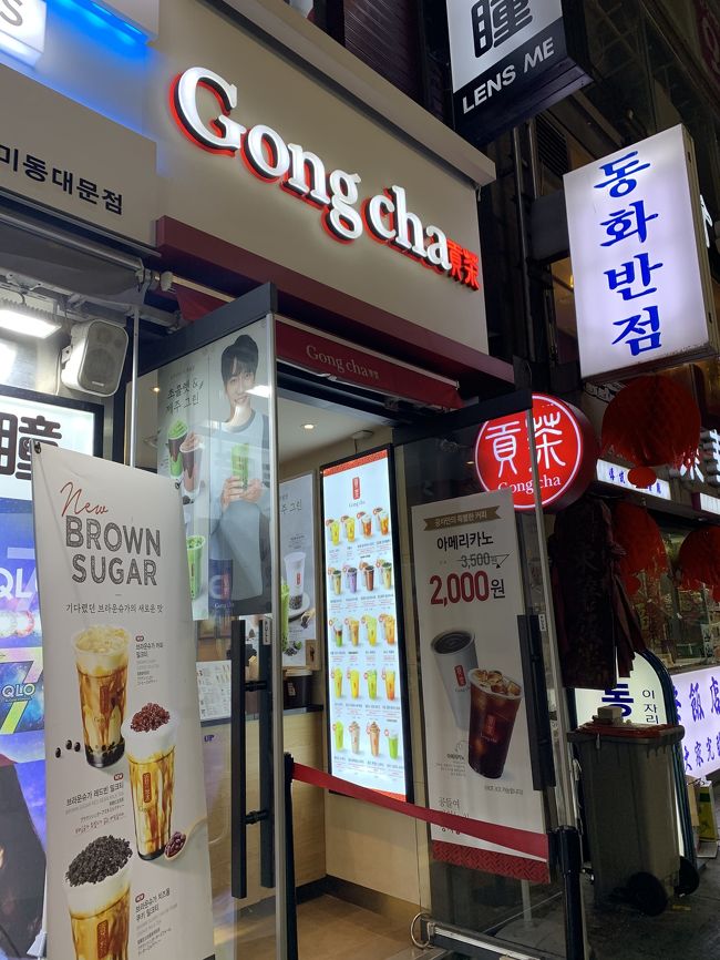 夕飯はまた冷麺を食べようと、ネットに出ていたユッサム冷麺を探すも見つけられず。<br />のどの渇きに我慢できずにGong chaへ。<br />前の日のSKIN FOODの手前。