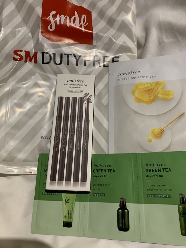 SM免税店では、2階総合カウンターでJCBカードを提示するともらえる10,000ウォンのクーポンを利用。<br />イニスフリーのアイブロウペンシル5本セットを購入。<br />$14くらいだったかな？<br />口コミどおりお客さんは疎らで、目的が決まっていればすぐ購入でき、楽ちん。<br />新羅免税店とは大違い。