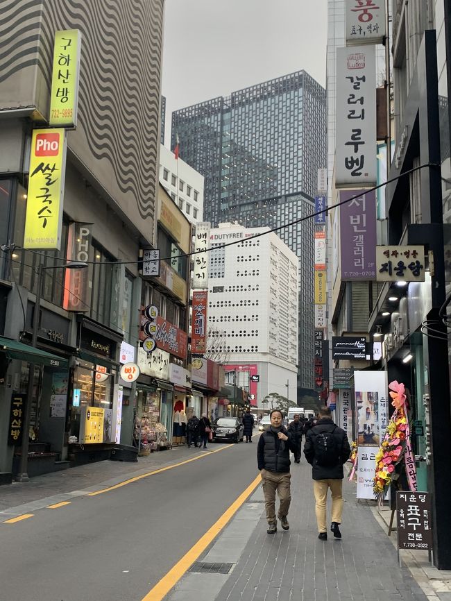 ロッテマートでの荷物を一度ホテルに置き、いざ免税店巡りへ！<br />永登浦駅から1号線で鐘閣駅に行けばいいものを、なぜか新吉駅で5号線に乗り換え。<br />鍾路3街駅へ。<br />Googleマップとコネストのマップを見ながら、SM免税店を発見。<br />結構歩きました。<br />鐘閣駅からの方が断然近い。