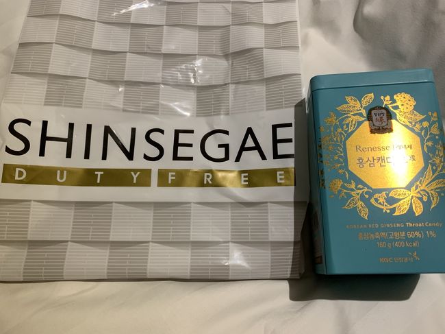 つづいて来たのは、新世界免税店。<br />1号線鐘閣駅からソウル駅、4号線に乗り換えで会賢駅まで。<br />7番か9番出口から直結してます。<br />新世界百貨店の7か8階から12階までが免税店。<br />12階のカウンターでJCBカード提示で10,000ウォンのクーポンとフェイシャルマスク2枚貰えました。<br />クーポンはパスポートに登録？してくれて支払い時に店員さんに言えば使えます。<br /><br />ただ問題が。<br />このクーポンをクリオのアイシャドウで使おうとしたら、使えませんと言われてしまいました。<br />カウンターのお姉さんはどのブランドでも使えると言っていたのに。(T-T)<br />再度カウンターに行って、別のスタッフに尋ねると、<br />「すべてのブランド、店は同じではない。使えないと言われたら使えない。私たちにもどのブランドで使えて、どのブランドでは使えないかはわからない。」と。<br />とりあえずクリオは使えませんでした。<br />誰かの役に立つ情報になれたらいいです。<br /><br />わたしは正官庄というブランド？ののど飴を購入。<br />$11でクーポン使用、現金は￥100でいいよと言われたので、ホントに￥100玉でお支払い。