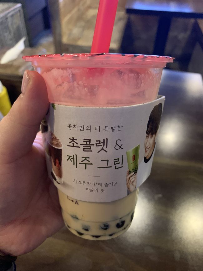 アールグレイミルクティータピオカ入り。<br />初めて飲みましたが、美味しい！<br />一口飲んで、ふと隣を見るとユッサム冷麺発見！↓