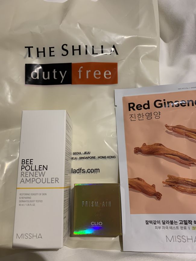 お次は明洞駅。<br />9番出口すぐのスカイパーク明洞3へ。<br />ここへ来たのは、無人両替機から出せるクーポンを試すため。<br />両替しなくても出せるとネットではありましたが、ロッテマートにあった両替機では出せず、こちらまで来てみました。<br /><br />クーポンはすんなり出せました^_^<br />4号線で東大門歴史文化公園へ。<br />9番出口から無料シャトルバスでまた新羅免税店へ。<br />クーポンは20,000ウォン。<br />ミシャ　ビーポレンリニューアンプル　$21<br />(クーポン20,000ウォン+現金1,900ウォン)<br />クリオ　アイシャドウ　$14(現金払い)<br />