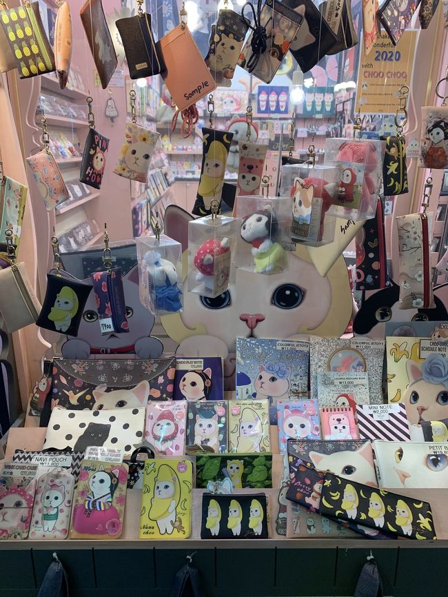 4号線で明洞駅へ。<br />母に頼まれて、ふたたびネコの店へ。