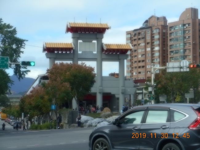 緩い上り坂をタピオカミルクティーを飲みながら　歩いて７，８分です<br />新北投駅