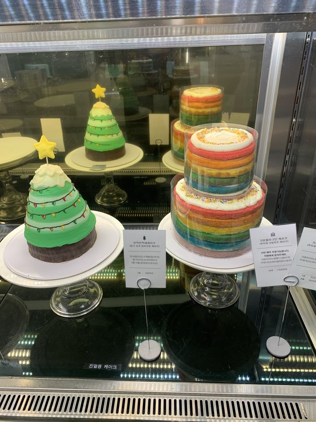 彩りの美味しそうなケーキたちが！<br />わたしのお目当てはレインボーケーキ！<br />一切れ買って、すぐに空港に戻ります。