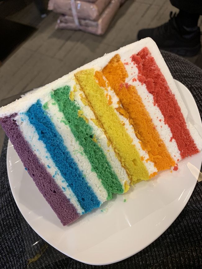 出国審査後、ネット注文した免税品を受け取り、<br />アシアナラウンジへ。<br />初めて行きましたが、狭すぎです。<br />席に座れず、立っている人もいました。<br />わたしはなんとか1席見つけて、陣取りました。<br />買ってきたケーキを堪能させてもらいました。<br />美味しかったですが、最後はクリームがくどくなってしまいました。<br />でも次回も食べたいです！